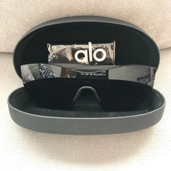 Alo Yoga Stunner Sunglasses Black - Picture 8 of 11